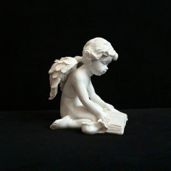figurine ange avec un livre