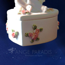 boite ange en forme de coeur avec des roses