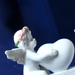 Ange avec une balancoire et un coeur et des roses