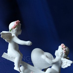 figurines d'anges avec une balancoire