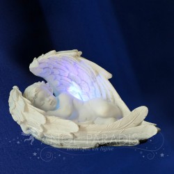 statuettes d'anges s'eclairant