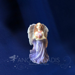 ANGELOT AVEC COEUR DANS SES BRAS