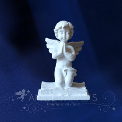 FIGURINE D ANGE AVEC UN LIVRE