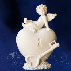 FIGURINE D'ANGE ASSIS SUR GROS COEUR