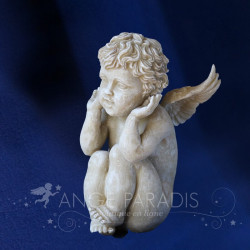 figurine d'ange se bouchant les oreilles
