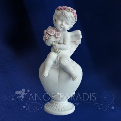 GRAND ANGE MIGNON SUR UN COEUR 23CM