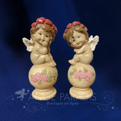2 ANGES CHERUBINS COLORES ASSIS SUR BOULE