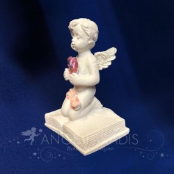Figurine Angel avec un coeur et un livre