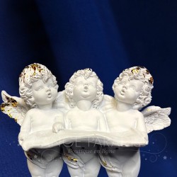 trio d'anges avec un parchemin