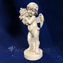 statuette d'ange avec des fleurs
