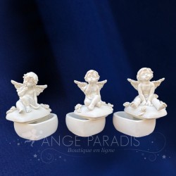 BOITE FIGURINE D ANGE VOEUX ET COEUR
