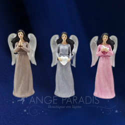 Figurines d'anges en couleur avec des coeurs