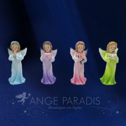 4 Figurines d'anges en couleur avec des coeurs