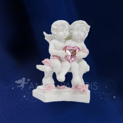 Figurine d'ange avec un coeur