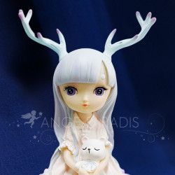 FIGURINE D ANGE AVEC UNE PELUCHE