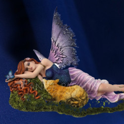 Fée Allongée Violette Avec Renard – Rêverie Enchantée