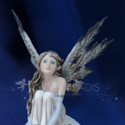 Fée Assise Ailes Noires