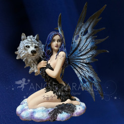 Fée Noire Avec Loup Bleu