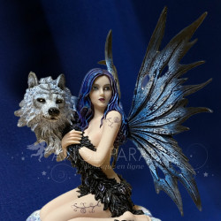 Fée Noire Avec Loup Bleu