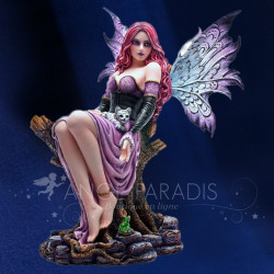 Statuette fée violette assise sur branche, grande figurine féerique