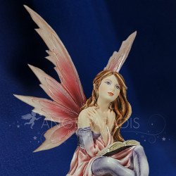 Statuette fée rose rêveuse assise, figurine décorative