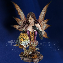 Statuette fée sauvage avec tigre, figurine de caractère