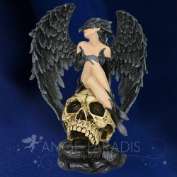 Figurine ange corbeau assise sur crâne – décoration fantasy