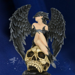 Figurine ange corbeau assise sur crâne – décoration fantasy